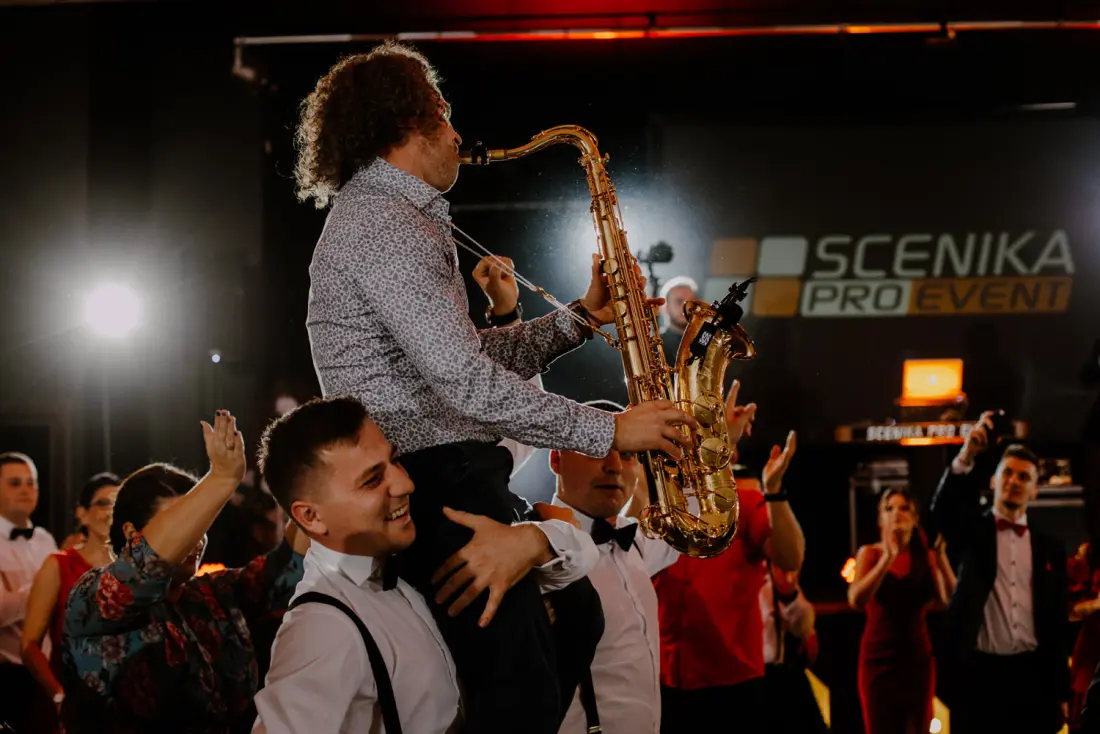 Saksofonista na rękach gości przed sceną Scenika PRO Event