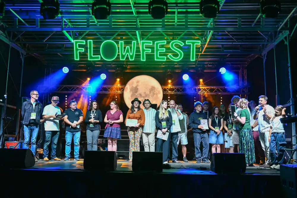 Wręczenie nagród na scenie plenerowej festiwalu, kratownica z oświetleniem i neon