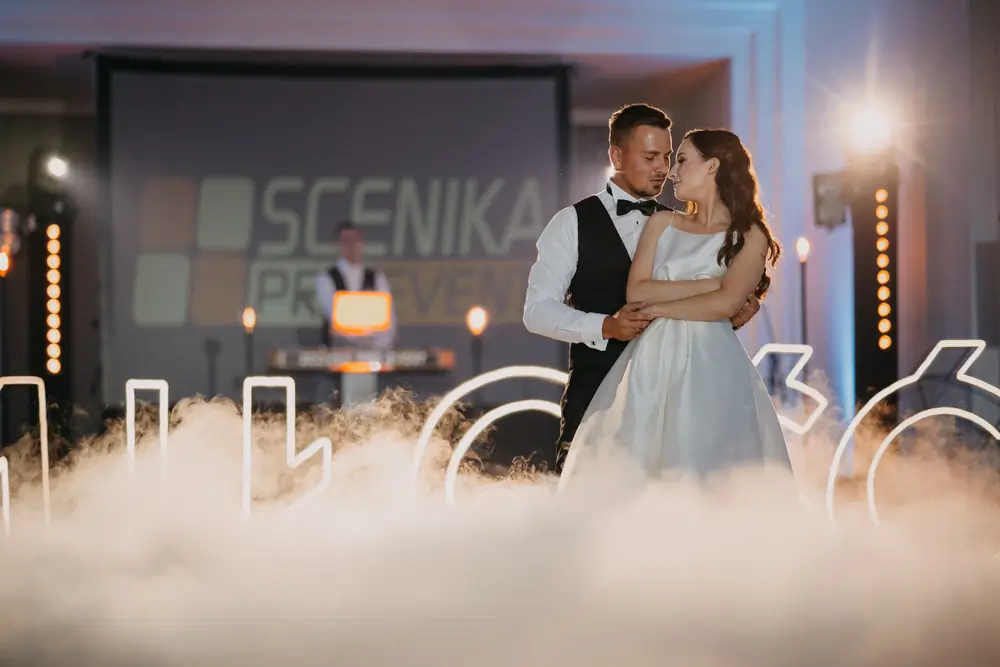 Para młoda w ciężkim dymie, w tle ekran Scenika PRO Event